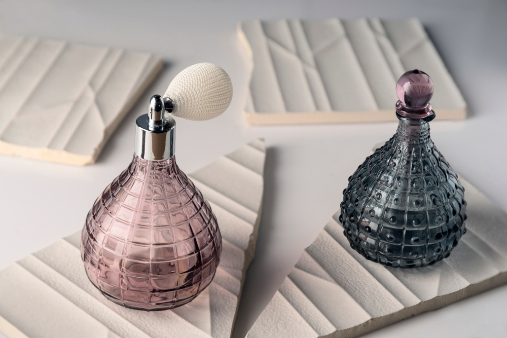 Perfume minimalism glass jars on broken tiles_id1249799440
