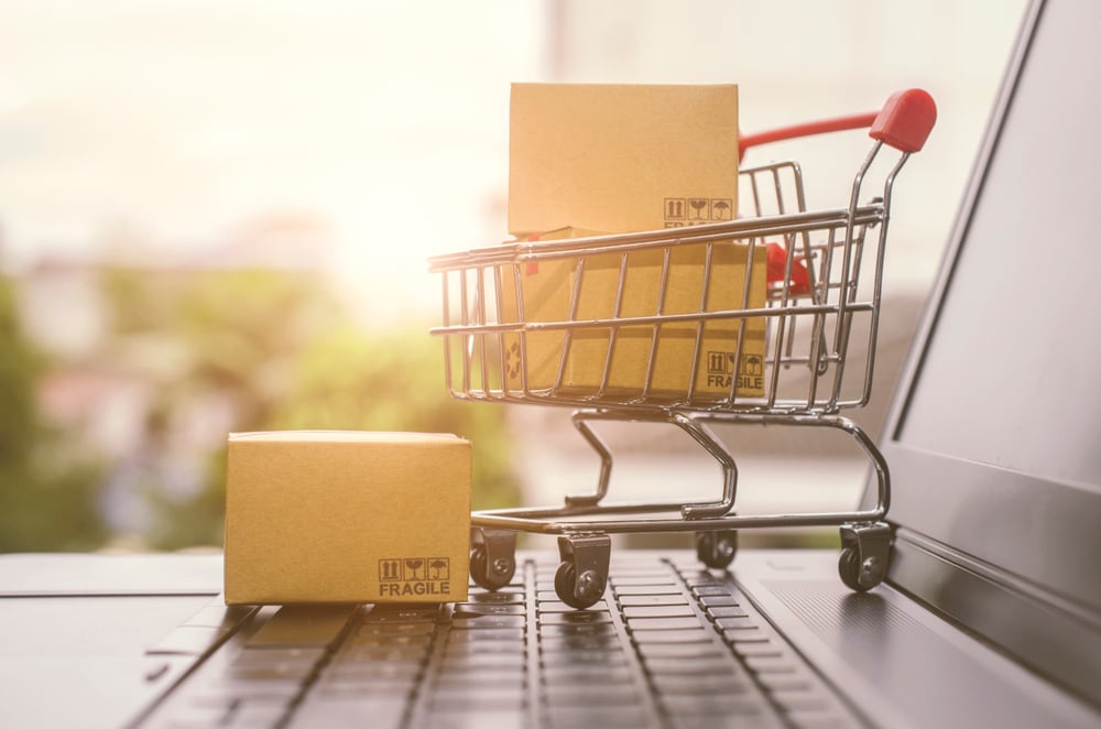 Paper boxes in a shopping cart on a laptop keyboard.Easy shopping with finger tips for consumers.Online shopping and delivery service concept._id1154767651