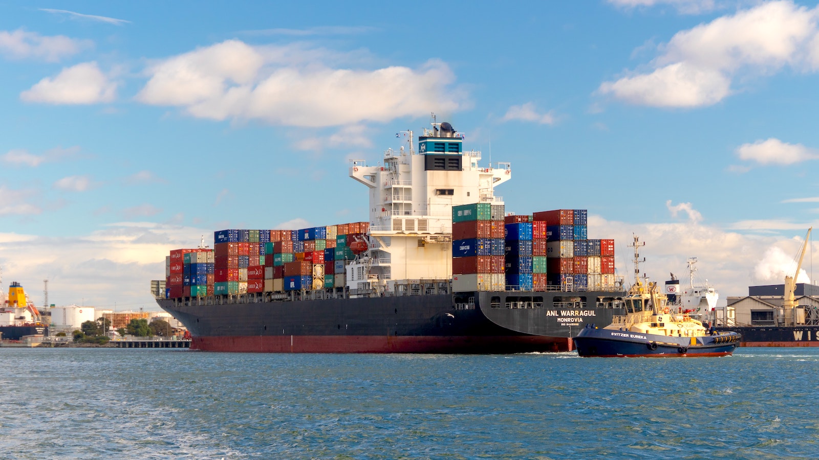 Commercial Shipping 101: Best Carriers & Rates